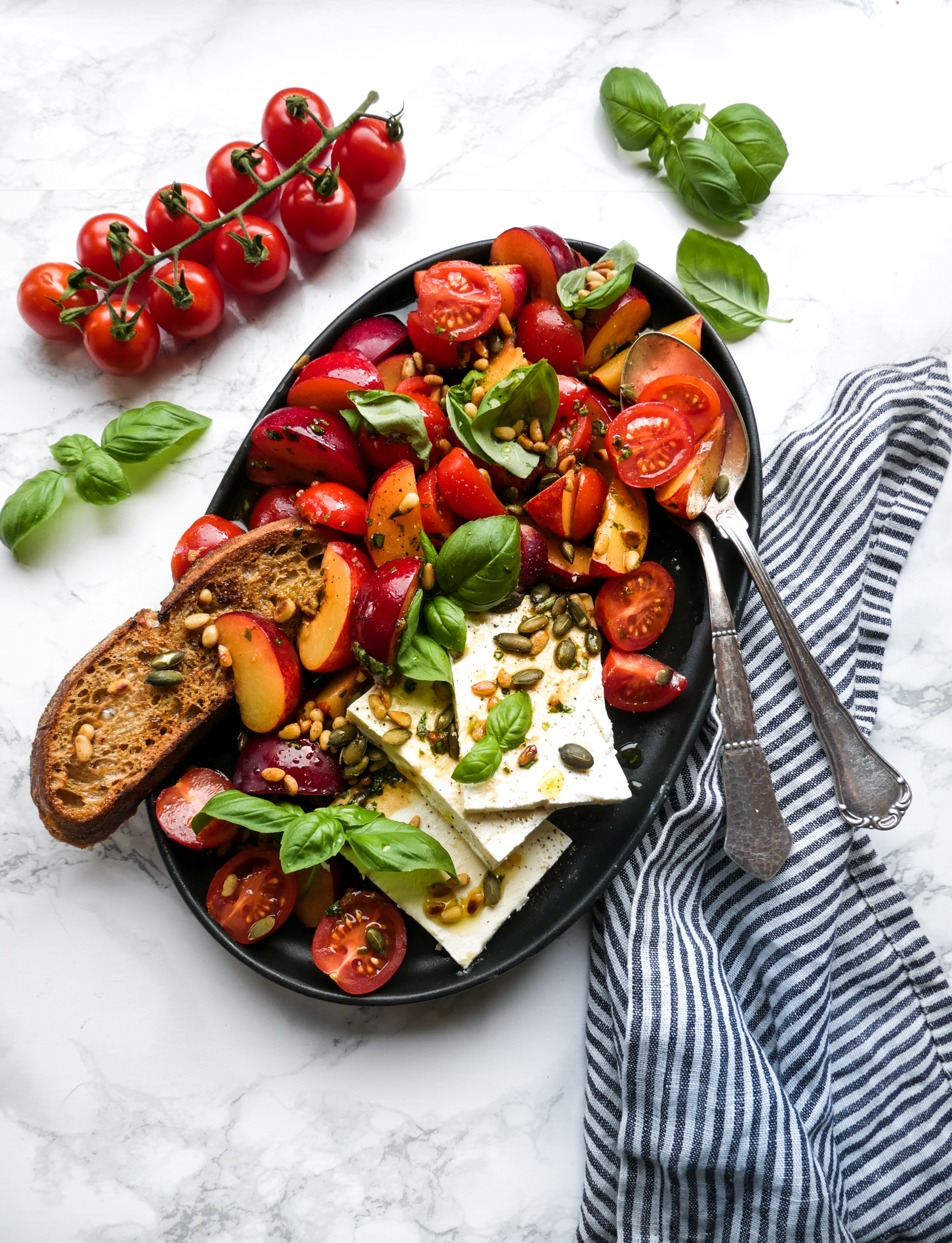 108568-021429-2-tomatsalat-pinjekerner.png
