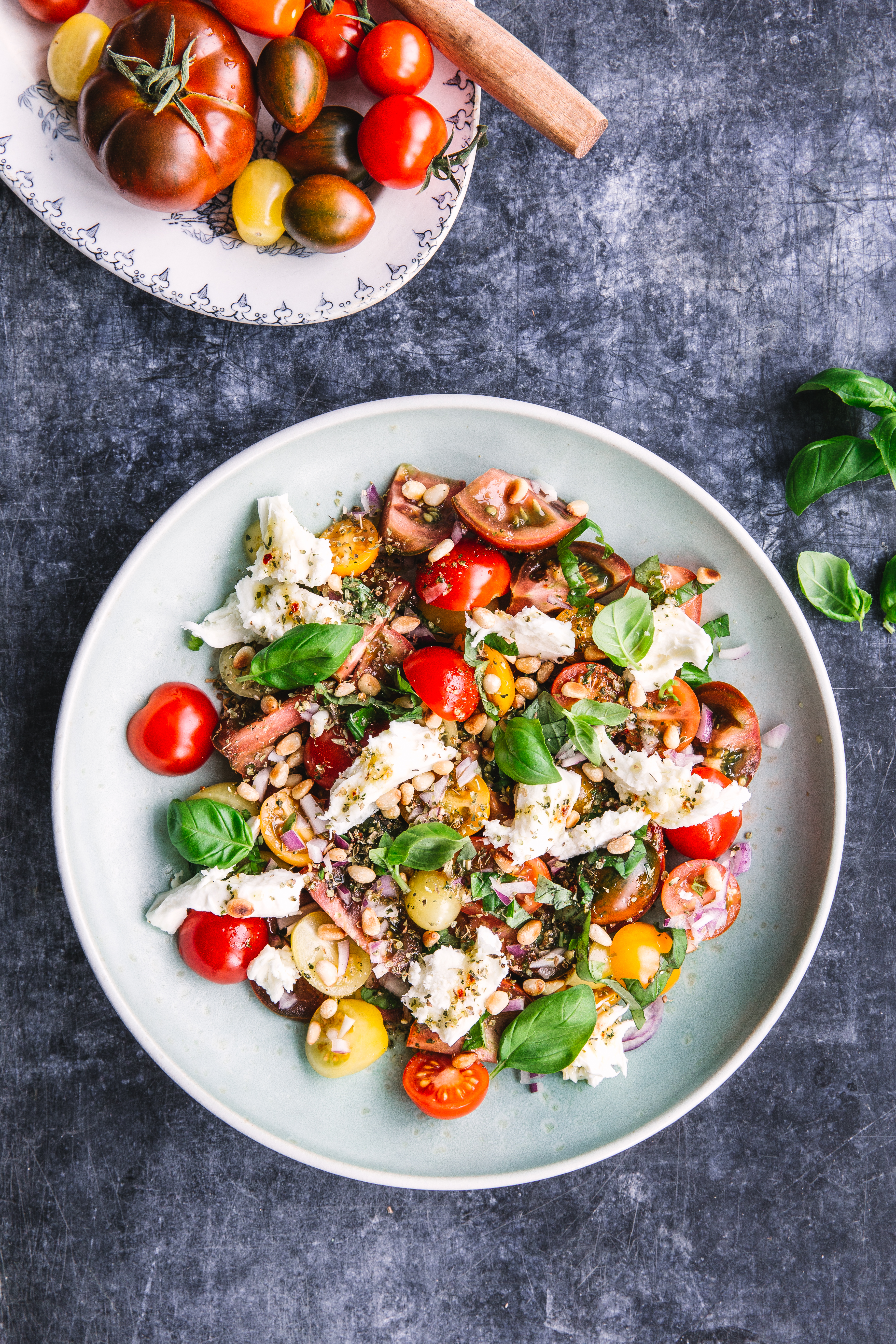 97121-081158-IMG 0780 Farverig tomatsalat med pinjekerner & frisk mozzarella.png